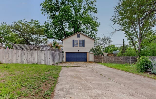 1-bedroom rental at 526 W Lynwood Ave Unit STUDIO APARTMENT in San Antonio, TX — photo 3