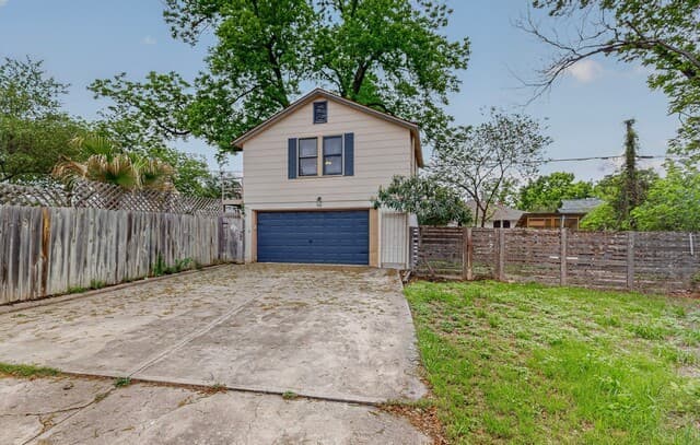 1-bedroom rental at 526 W Lynwood Ave Unit STUDIO APARTMENT in San Antonio, TX — photo 4