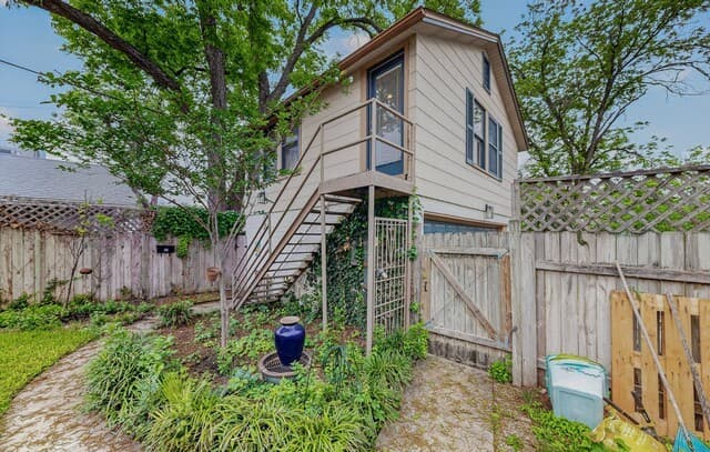 1-bedroom rental at 526 W Lynwood Ave Unit STUDIO APARTMENT in San Antonio, TX — photo 5