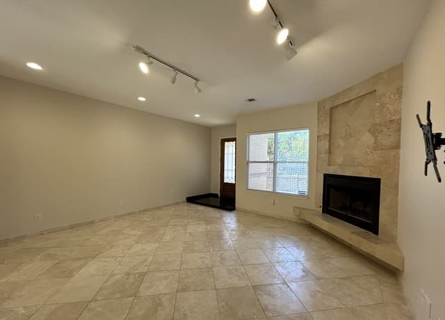 3-bedroom rental at 628 Ira Lee in San Antonio, TX — photo 3