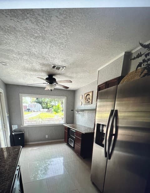 4-bedroom rental at 6022 Town Creek St in San Antonio, TX — photo 5