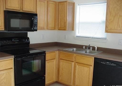 3-bedroom rental at 8912 Scarlet Crk in Universal City, TX — photo 4