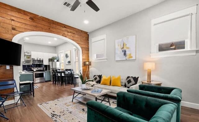 3-bedroom rental at 1820 E Houston in San Antonio, TX — photo 5
