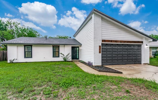 3-bedroom rental at 5210 Galacino St in San Antonio, TX — photo 2