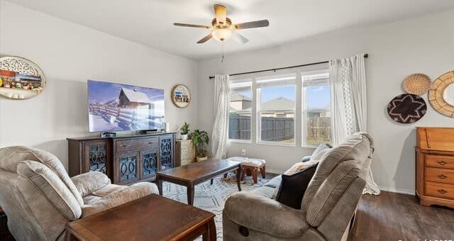 4-bedroom rental at 10431 Lateleaf Oak in San Antonio, TX — photo 3