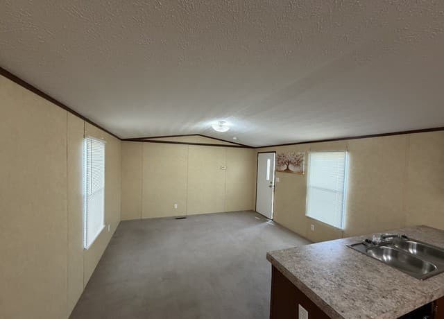 1-bedroom rental at 4423 E Houston St in San Antonio, TX — photo 4