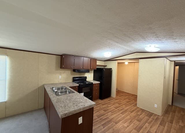 1-bedroom rental at 4423 E Houston St in San Antonio, TX — photo 5