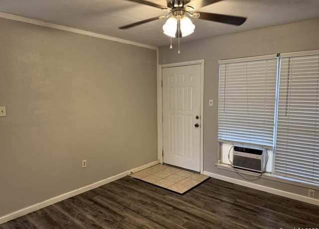 3-bedroom rental at 245 Northview Dr in Universal City, TX — photo 2