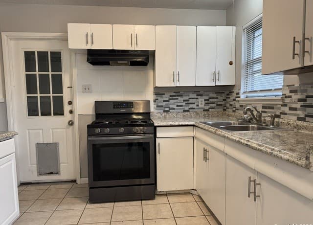 3-bedroom rental at 245 Northview Dr in Universal City, TX — photo 5
