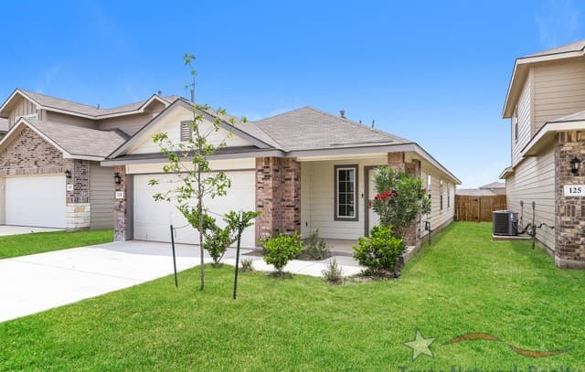 3-bedroom rental at 121 Legendary Trail Loop in Floresville, TX — photo 2