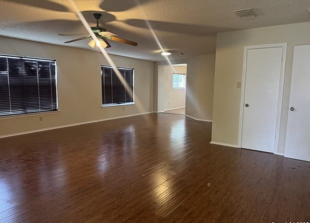 3-bedroom rental at 5251 Senisa Spgs in San Antonio, TX — photo 3