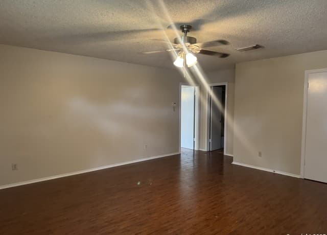 3-bedroom rental at 5251 Senisa Spgs in San Antonio, TX — photo 4