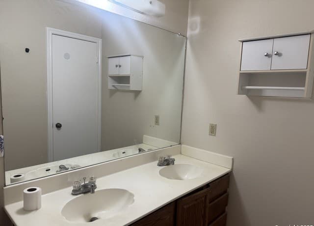 3-bedroom rental at 5251 Senisa Spgs in San Antonio, TX — photo 5