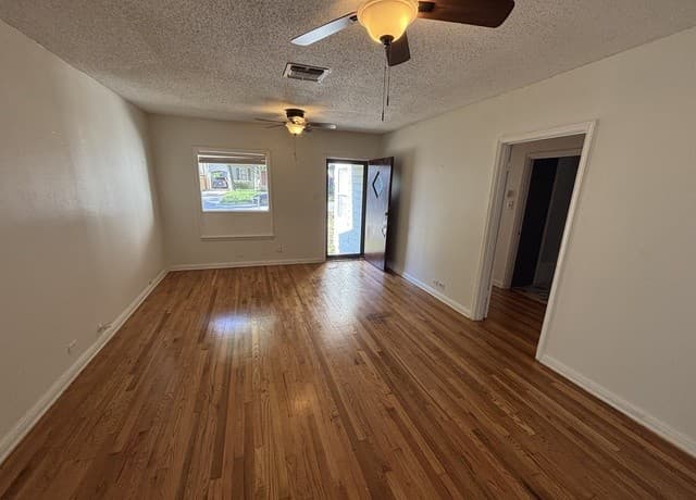 3-bedroom rental at 128 Corona in Alamo Heights, TX — photo 3