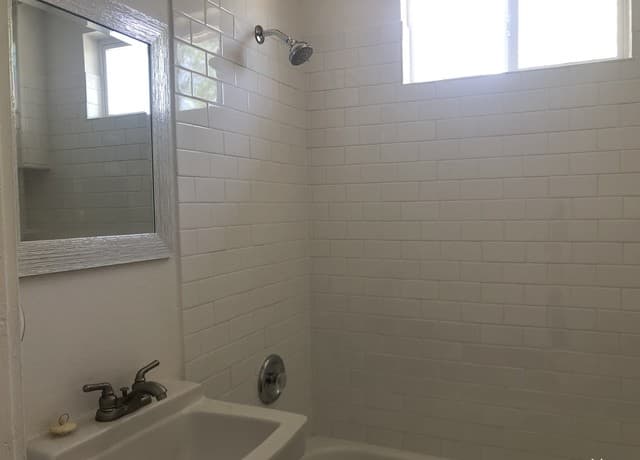 2-bedroom rental at 306 Gibbs Sprawl Rd Unit 2 in Converse, TX — photo 5
