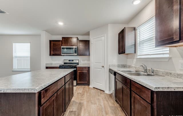 4-bedroom rental at 9558 Ranch Loop in San Antonio, TX — photo 4