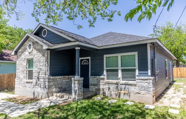 3-bedroom rental at 479 Corliss in San Antonio, TX — photo 2