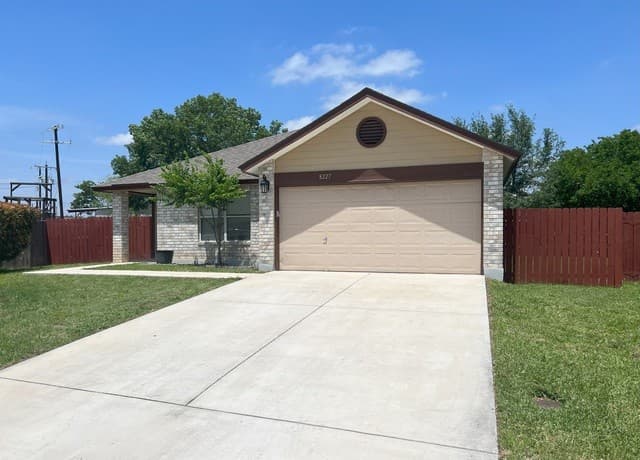 3-bedroom rental at 8227 Club Meadow Dr in Converse, TX — photo 2