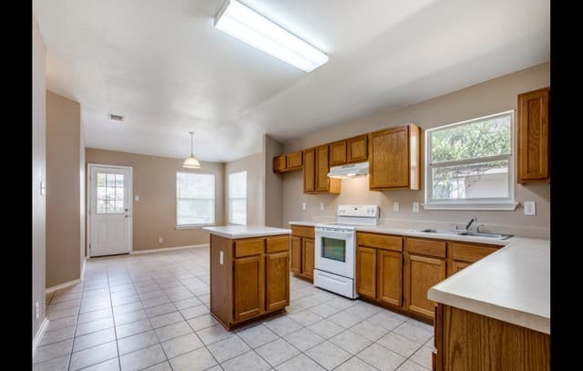 3-bedroom rental at 611 Granite in San Antonio, TX — photo 5