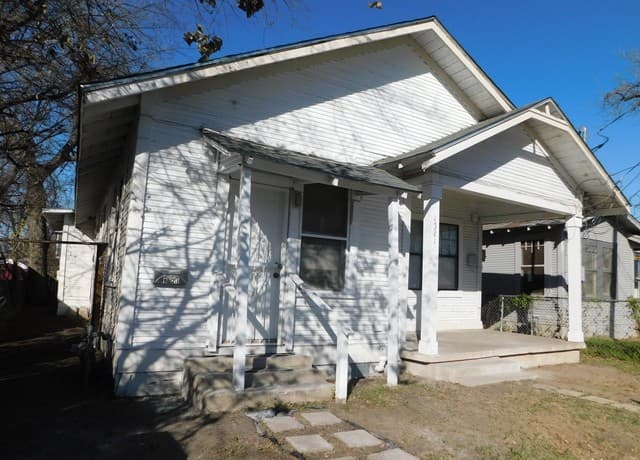 1-bedroom rental at 1521 Hays St Unit A in San Antonio, TX — photo 2