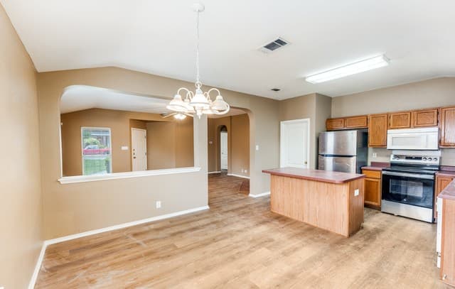3-bedroom rental at 5231 Stormy Trail in San Antonio, TX — photo 3
