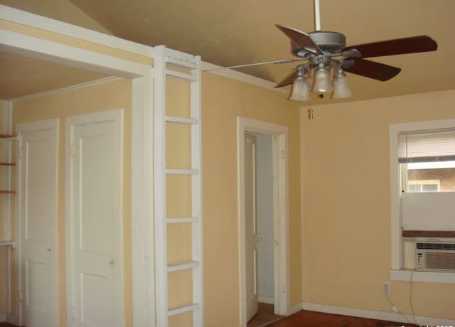 0rental at 925 W Woodlawn Ave Unit GARAGE in San Antonio, TX — photo 2