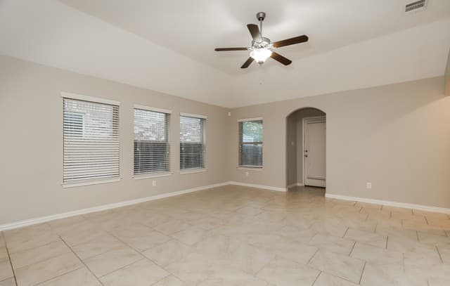 3-bedroom rental at 14430 Palomino in San Antonio, TX — photo 4