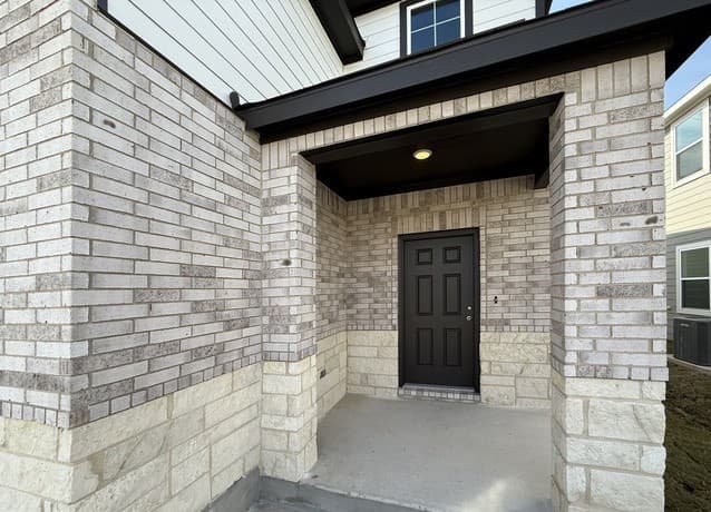 5-bedroom rental at 7637 Birch Holw in San Antonio, TX — photo 2