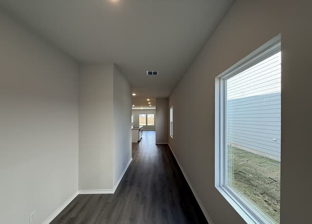 5-bedroom rental at 7637 Birch Holw in San Antonio, TX — photo 3