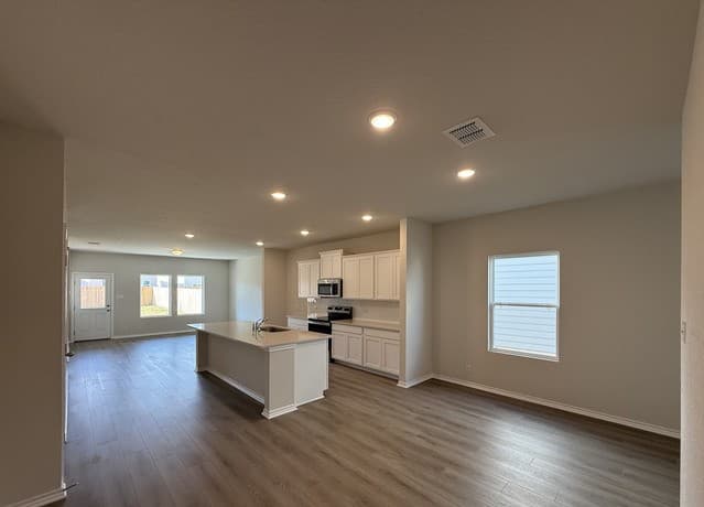 5-bedroom rental at 7637 Birch Holw in San Antonio, TX — photo 4