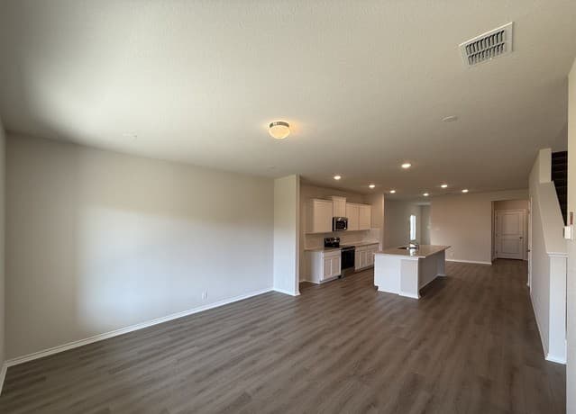 5-bedroom rental at 7637 Birch Holw in San Antonio, TX — photo 5