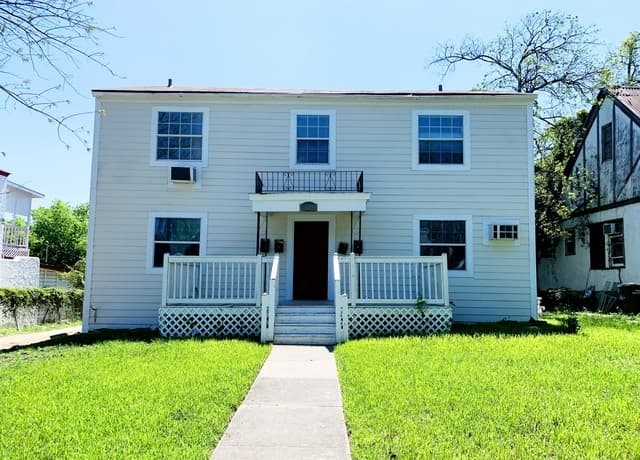 2-bedroom rental at 1524 W Woodlawn Ave Unit 1 in San Antonio TX