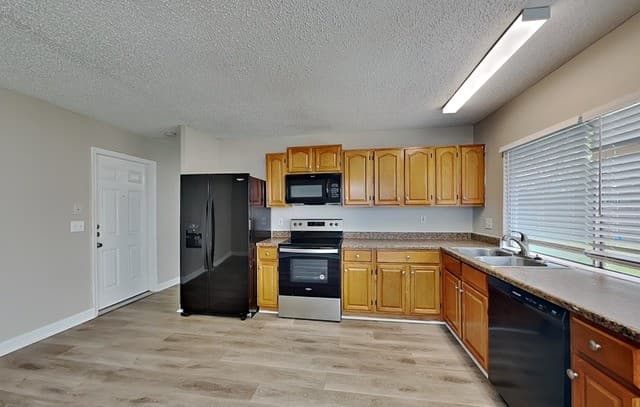 4-bedroom rental at 7326 Glen Trl in San Antonio, TX — photo 5
