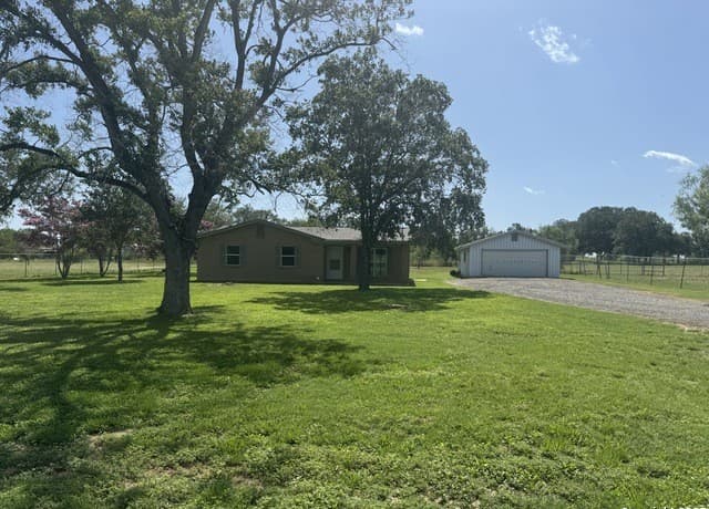 3-bedroom rental at 74 Mccoy Ln in Lytle, TX — photo 2
