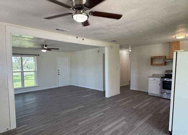 3-bedroom rental at 74 Mccoy Ln in Lytle, TX — photo 3
