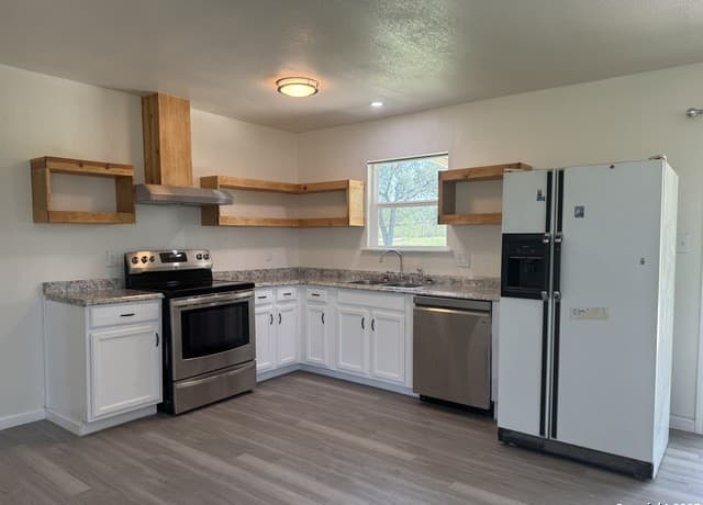 3-bedroom rental at 74 Mccoy Ln in Lytle, TX — photo 4
