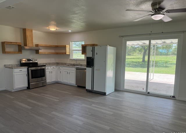 3-bedroom rental at 74 Mccoy Ln in Lytle, TX — photo 5