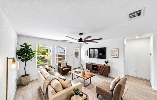 4-bedroom rental at 7207 Plow Run in San Antonio, TX — photo 5