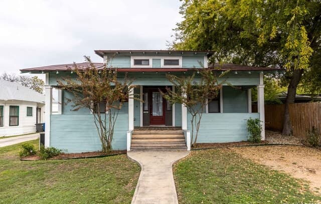 3-bedroom rental at 1121 E Crockett St in San Antonio TX