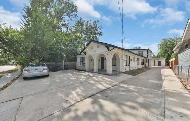 2-bedroom rental at 827 W Rosewood Ave Apt #5 in San Antonio TX