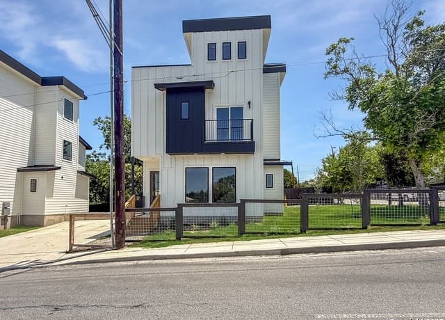 rental at 122 S Walters St. in San Antonio TX