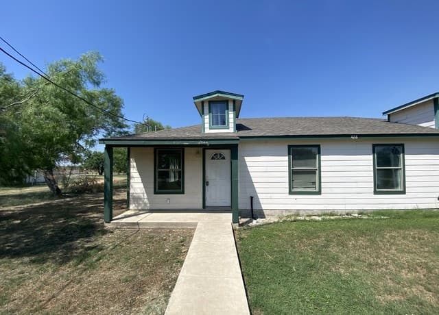 rental at 428 Burnett Ave Unit B in Charlotte TX