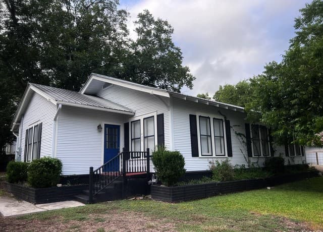 rental at 420 Willow Ave A Unit A in New Braunfels TX
