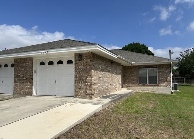 rental at 1642 W County Line Rd in New Braunfels TX