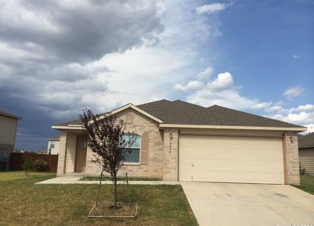 rental at 16246 Stallion Ranch in Selma TX