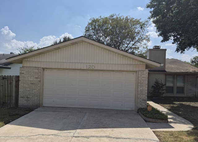rental at 120 Friendswood Path in Universal City TX