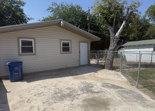 rental at 1506 W Thorain Blvd Unit BACK HOUSE in San Antonio TX