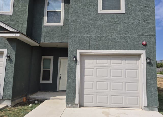 rental at 13321 Reid Meadows in Live Oak TX