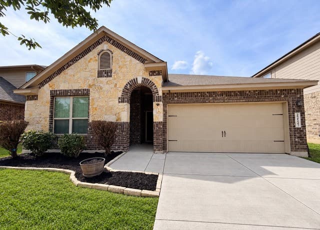 rental at 22527 Carriage Bush in San Antonio TX