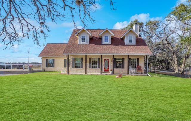 3-bedroom rental at 1561 County Road 320 in Floresville TX